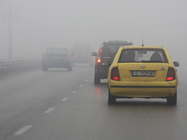 Мъглата попречи и на шофьорите