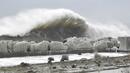 Морето погълна фотограф, опитал се да снима огромните вълни