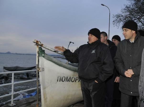 Бойко Борисов посети засегнатия от огромни вълни регион