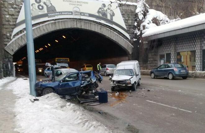 Тежка катастрофа блокира стотици пловдивчани в тунел