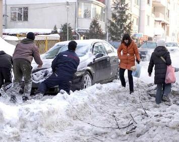 Г-жо Фандъкова, почистете снега от малките улички в София