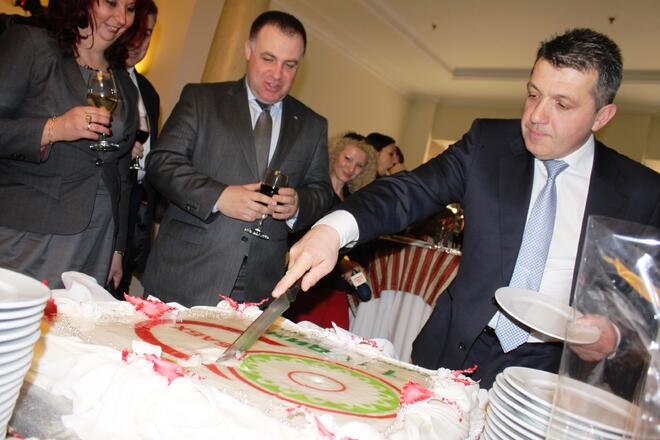Изпълнителният директор на БАБХ д-р Йордан Войнов разряза тортата по случай първия рожден ден на агенцията.