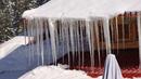 Мъж е с опасност за живота - ледена висулка му счупи черепа