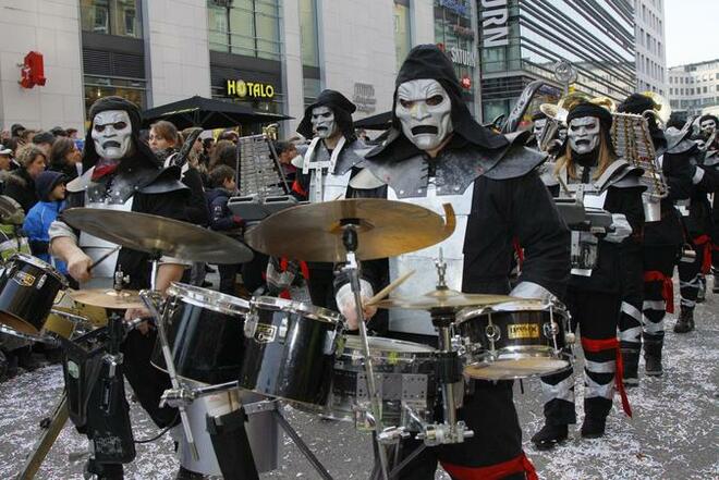 Карнавал с маски мина по улиците на Щутгарт
