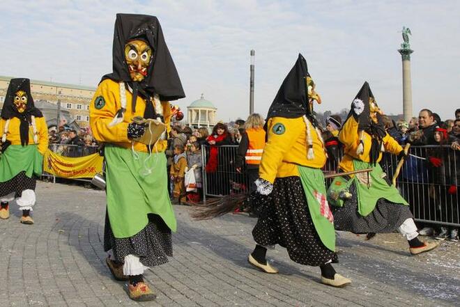 Карнавал с маски мина по улиците на Щутгарт
