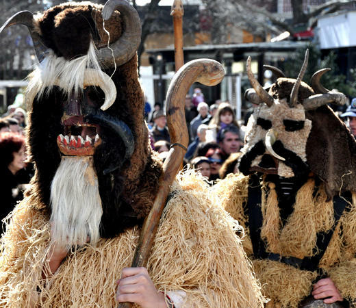 В Стара Загора на площада пред общината се проведе 14-ят Фестивал на маскарадните игри с международно участие, в който 535 кукерски групи от цялата страна и чужбина представиха своите танци и костюми