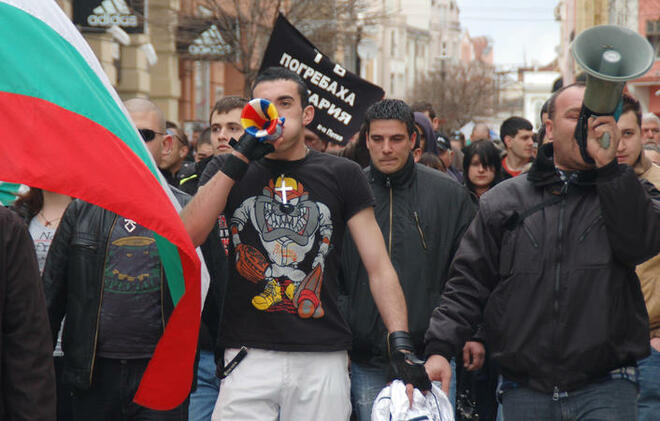 Около 200 човека участваха в протестния митинг и шествие по главната улица на Пловдив. Те изразиха своето несъгласие и протест срещу високите цени на бензина и дизеловото горива