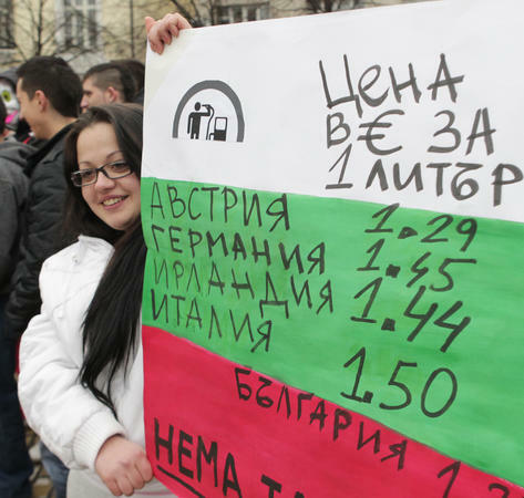 Протестиращи се събраха пред сградата на парламента срещу високите цени на горивата