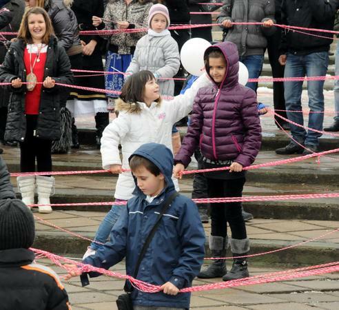 Деца помагат за опъването на рекордно дългата мартеница