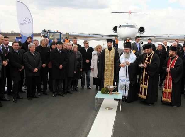 Водна арка за първия самолет на ремонтираното Летище Варна