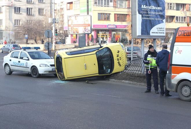 Такси се обърна на столичния бул."България"*