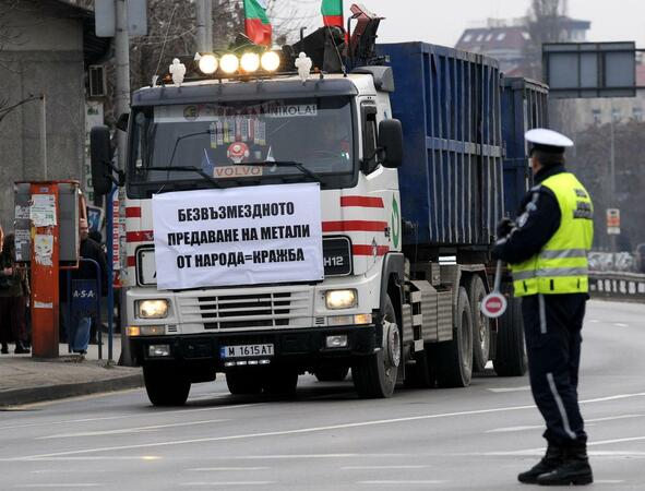 Колоната протестиращи с тежки камиони премина през площад "Сточна гара" 