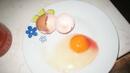Варненка откри странно съдържание в яйце