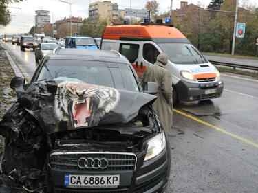 Майка и син са в критично състояние след катастрофа в Попово