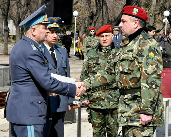 На площада пред сградата на община Стара Загора 135 военнослужещи от военните формирования на Сухопътни войски в Стара Загора, Пловдив, Казанлък, Сливен и Шумен получиха почетни дипломи, парични и предметни награди от зам. - министъра на отбраната Валентин Радев и началника на отбраната ген. Симеон Симеонов. Те са отличени за участието си в действията за преодоляване на тежките зимни условия в различни райони на страната.