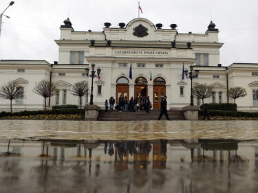 Парламентът се превърна в бойно поле