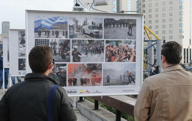 Изложба на Моста на влюбените
