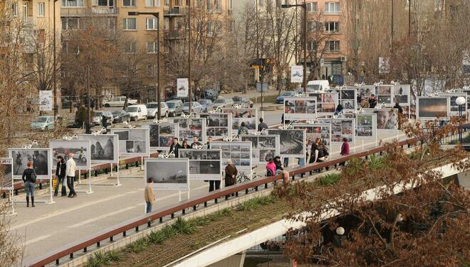 Изложба на Моста на влюбените
