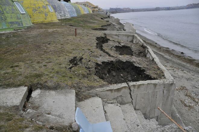 Плажът в Ахелой е вече само спомен