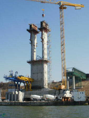 Сложиха последния стълб на Дунав мост 2 от българска страна
