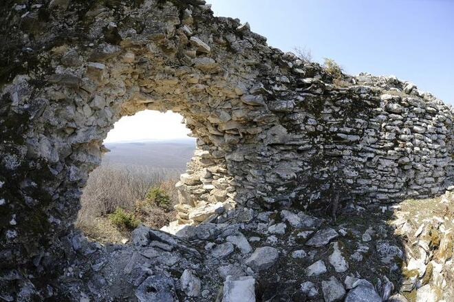 Крепостната стена на Лютица