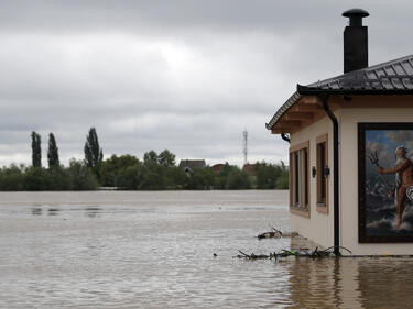 Силна буря връхлетя Събия