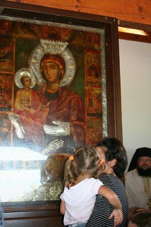 Миряни целуват чудотворната икона на Богородица Троеручица