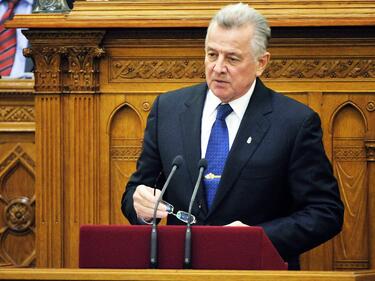 Унгарският президент хвърли оставка заради плагиатство от българин