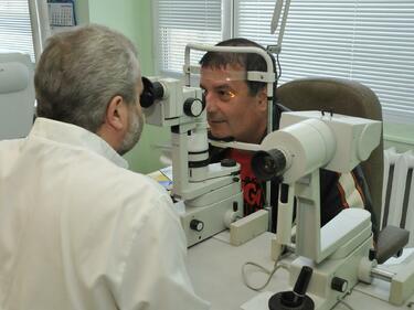 В Бургас лекуват перде с "космически" лещи 