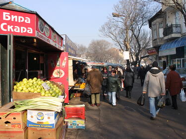 Проверки в София за недопускане на нередности в търговията с храни 
