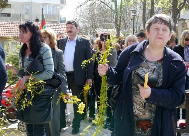 Отбелязахме Цветница - кой в храма, кой по народному