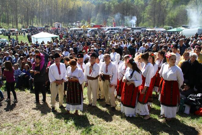 Народни хора под Алботинския скален манастир