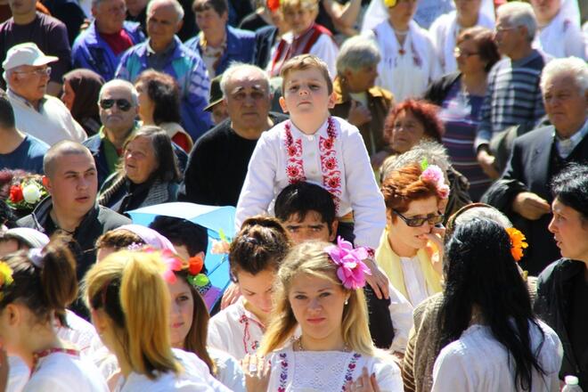 Народни хора под Алботинския скален манастир