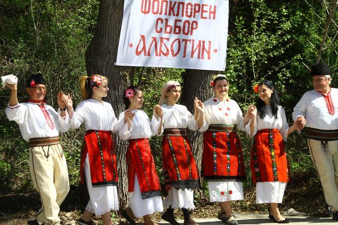 Народни хора под Алботинския скален манастир