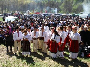Народни хора под Алботинския скален манастир