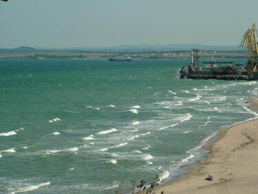 Силен вятър затвори пристанище "Варна"