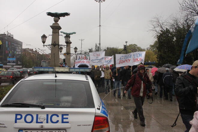 Въпреки дъжда, студентите излязоха на протест в защита на базата в Равда