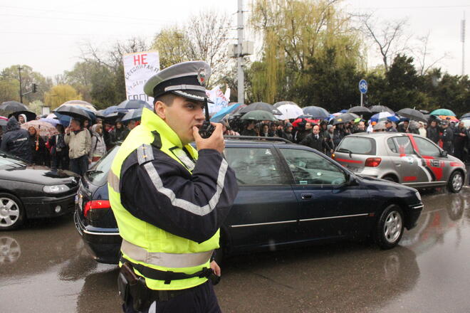 Полицията се опитваше да регулира движението в района на протеста