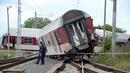 Тежка военна техника ще помага при разичстването на обърнатите вагони