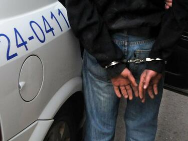 Таксиметровият шофьор, обвинен в изнасилване, остава в ареста