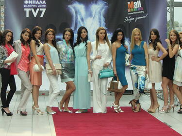 Претендентките за Мис България показаха прелести в мола