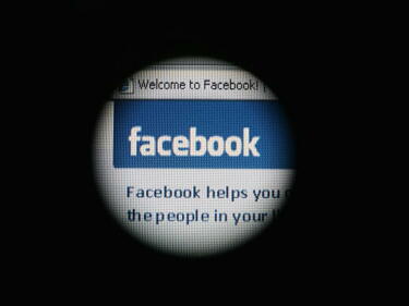 Facebook зацикли точно преди излизането на борсата
