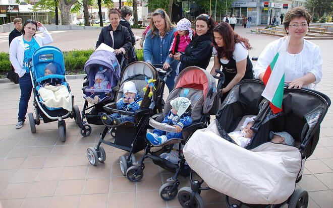 Няколко майки от Добрич се включиха в националния протест на млади майки с искания за увеличаване на обещетенията за майчинство и месечните помощи за деца, известни като детски добавки