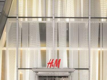 Чуждестранни служители в първите магазини на H&M в Румъния 