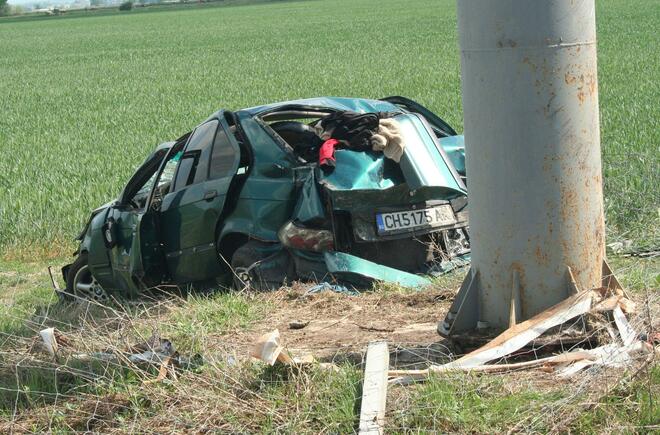 BMW се разби в билборд на АМ "Тракия"