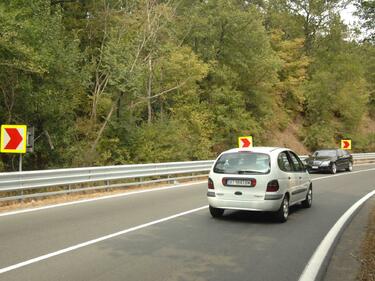 Затруднено е пропускането на товарни автомобили през ГКПП – Връшка чука
