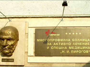 Малката Марина вече седи в леглото
