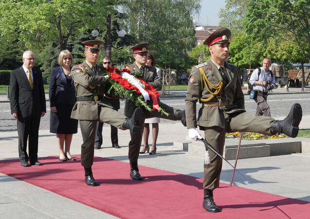 Председателят на парламента Цецка Цачева посрещна делегация на Камарата на кантоните при федералния парламент на Конфедерация Швейцария, водена от председателя на камарата Ханс Алтхер, която е на официално посещение в България днес и утре. Церемонията се състоя пред паметника на Незнайния воин 

