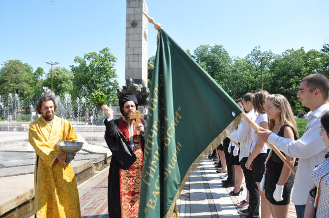 На централния площад "Бдинци" във Видин с водосвет на бойните знамена бе отбелязан Денят на храбростта и празник на Българската армия - 6-ти май
