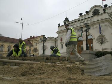 Подменят паветата пред Народното събрание 